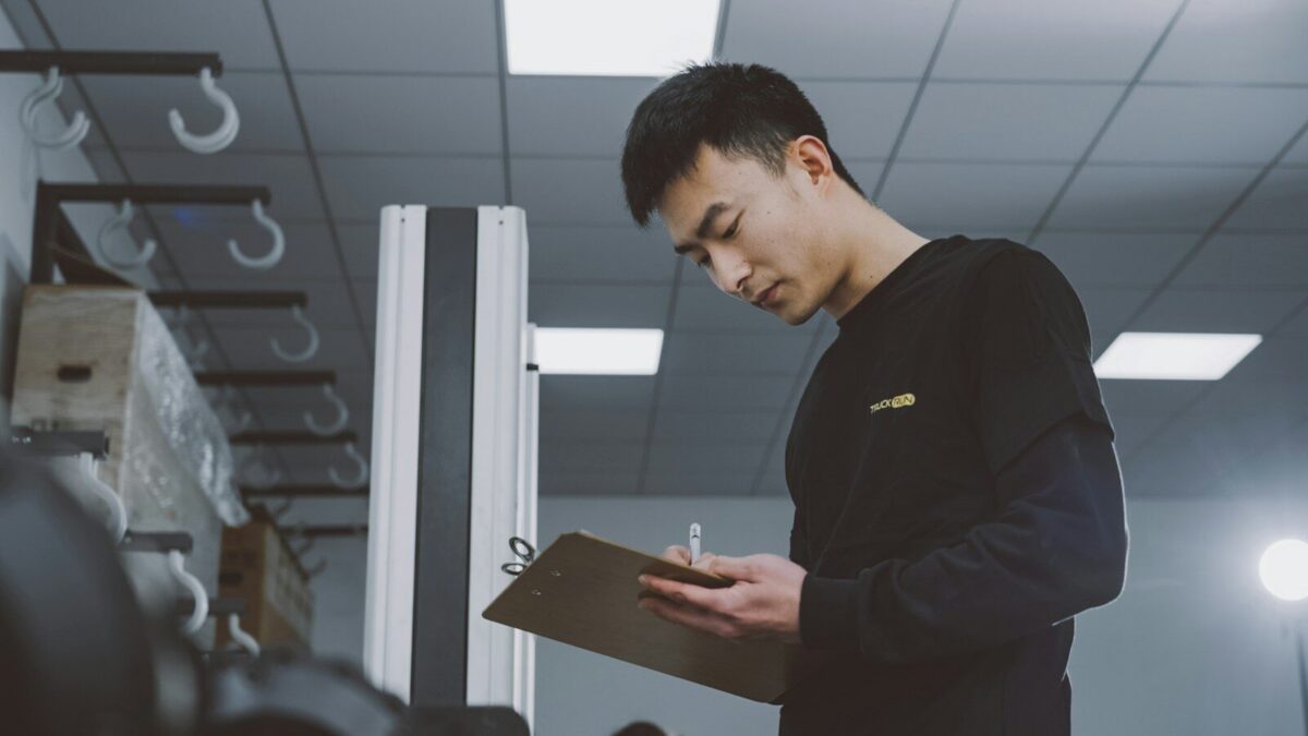 The 1-Minute Mental Shift That Turns Imposter Syndrome Into an Unfair Advantage
